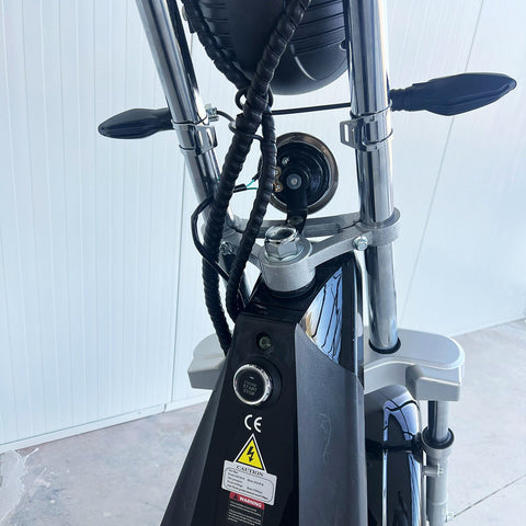Scuter Electric 2 Persoane, Viteză Limitată 25 km/h – Fără Permis, Viteza maxima 45 km/h, Autonomie 45 km, Motor 1500W, Baterie 20Ah, Suspensie Hidraulică, COC Inclus