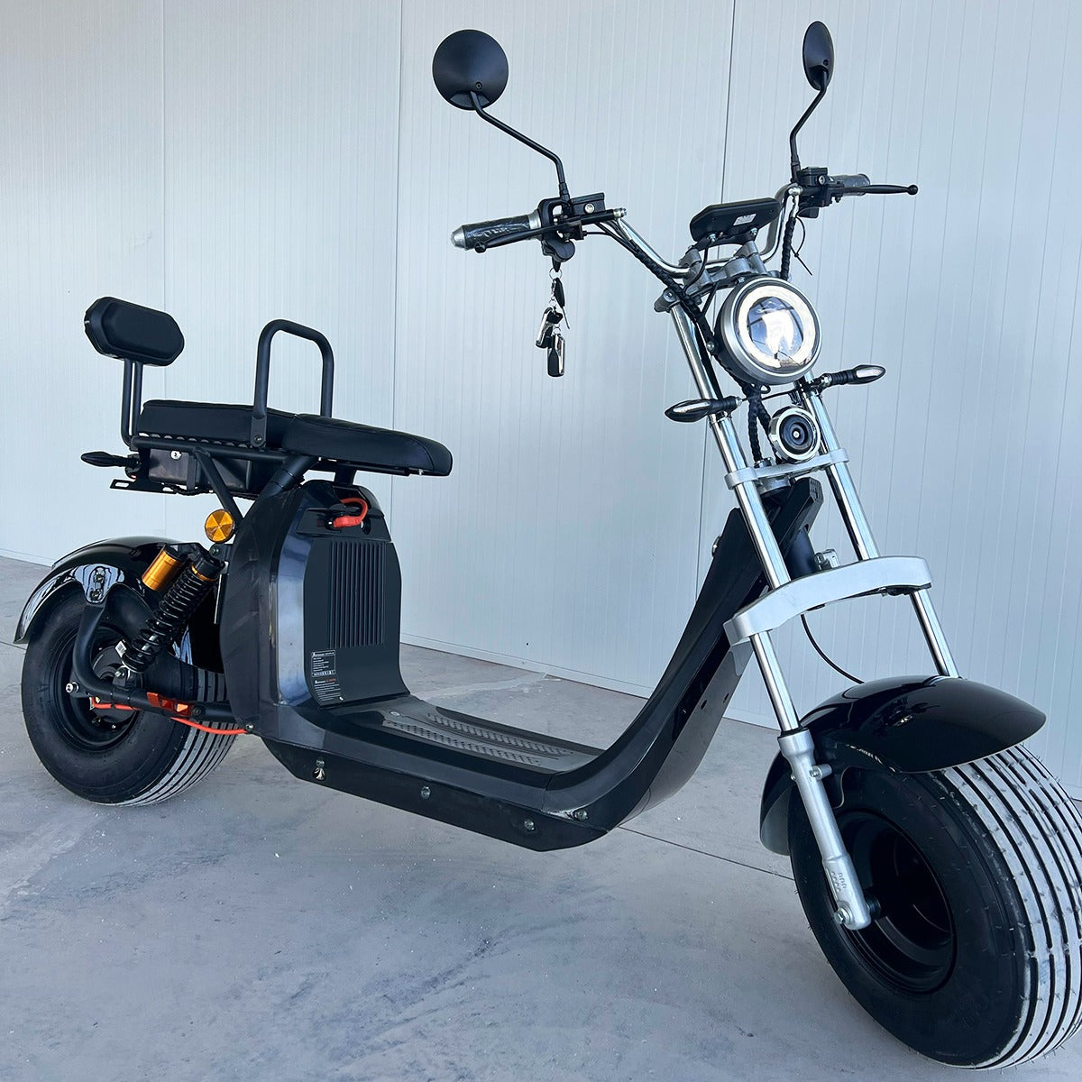 Scuter Electric 2 Persoane, Viteză Limitată 25 km/h – Fără Permis, Viteza maxima 45 km/h, Autonomie 45 km, Motor 1500W, Baterie 20Ah, Suspensie Hidraulică, COC Inclus