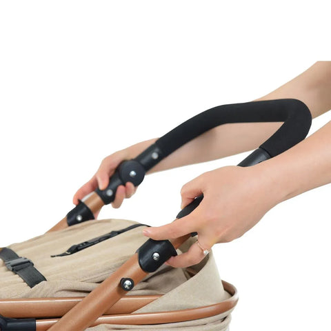 Cărucior 3 în 1 KIDOO – auto i-Size, landou, scaun sport și scoică auto. Suspensii, pliere rapidă, copertină extensibilă, centură 5 puncte. Ideal 0–36 luni. Sistem complet pentru părinți.